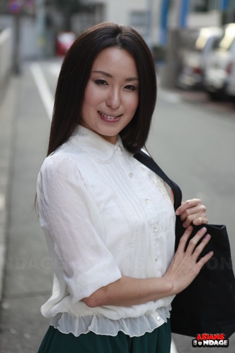 Japanese schoolgirl Anna Sakura pauses in the street to flaunt her hot beauty | Фото 14