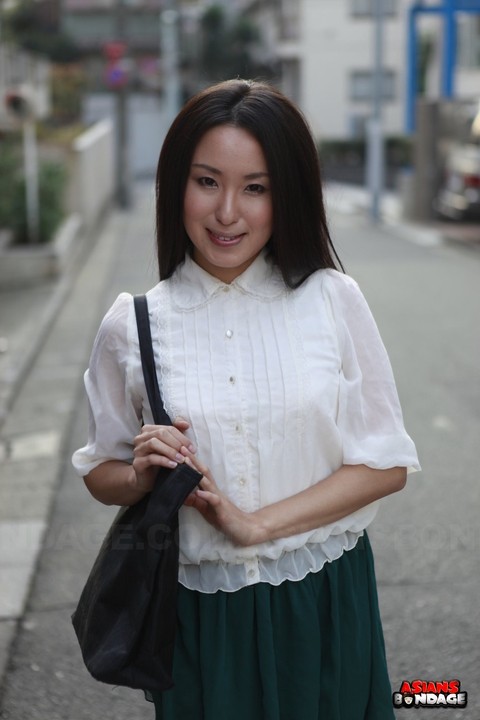 Japanese schoolgirl Anna Sakura pauses in the street to flaunt her hot beauty | Фото 2