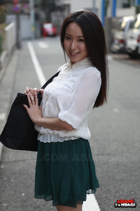 Japanese schoolgirl Anna Sakura pauses in the street to flaunt her hot beauty | Фото 3