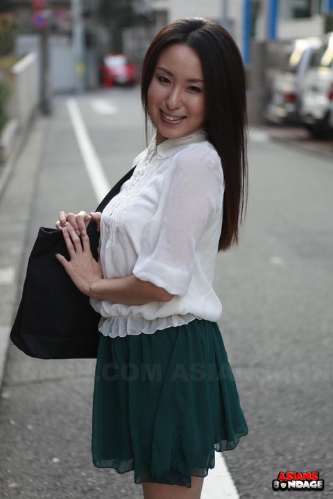 Japanese schoolgirl Anna Sakura pauses in the street to flaunt her hot beauty | Фото 4