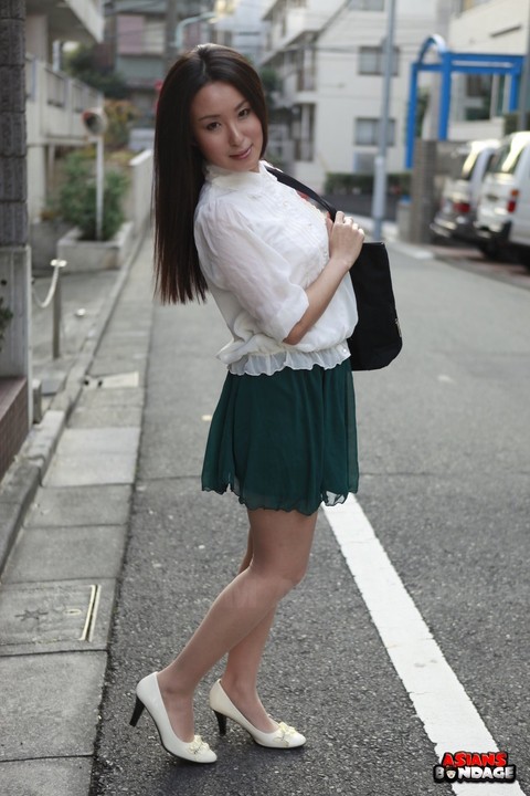 Japanese schoolgirl Anna Sakura pauses in the street to flaunt her hot beauty | Фото 8