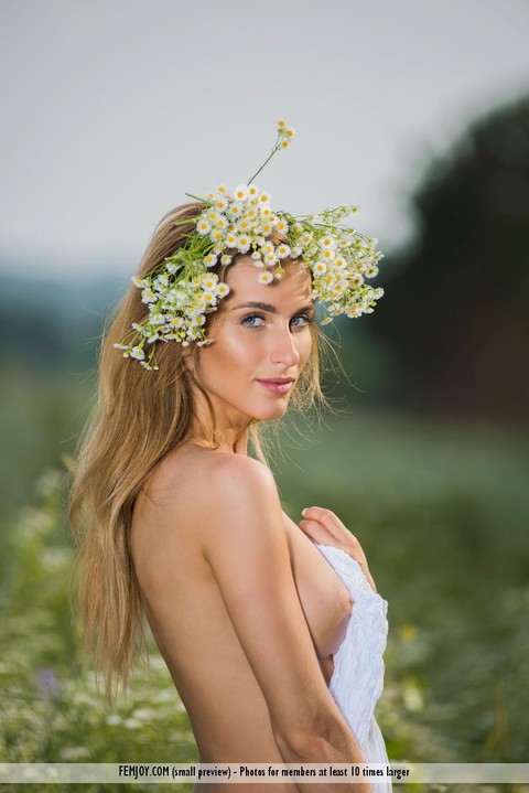 Solo girl Rena wears a crown of flowers before baring her beautiful body | Фото 3