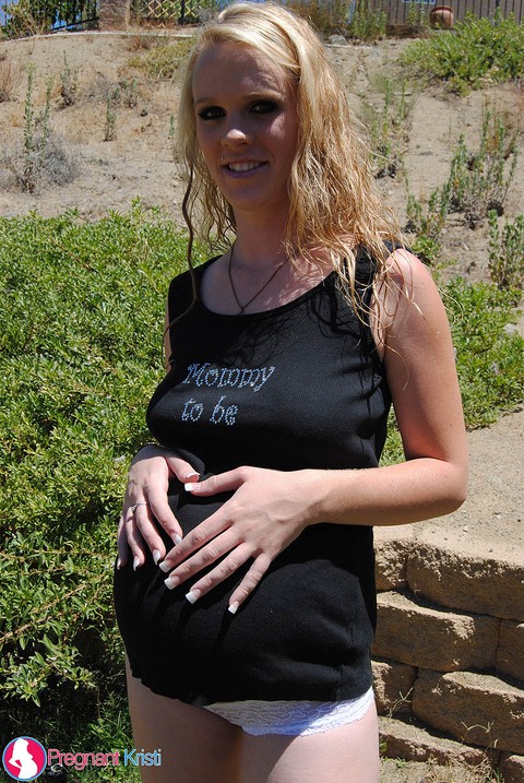 Amateur model Kristi exposes her milk filled tits and pregnant belly outdoors | Фото 2