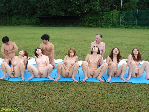 Kinky Asian girls tease with their asses and get rammed in an outdoor session | Фото 1