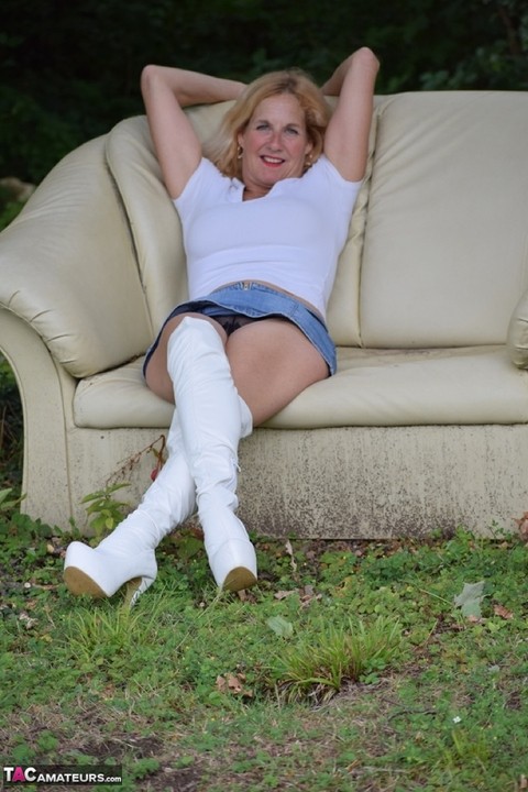 Amateur model Molly MILF shows her thighs in white OTK boots and skirt in yard | Фото 9