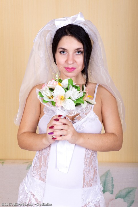 30 plus bride Tanita sticks her flower arrangement in her trimmed muff | Фото 1