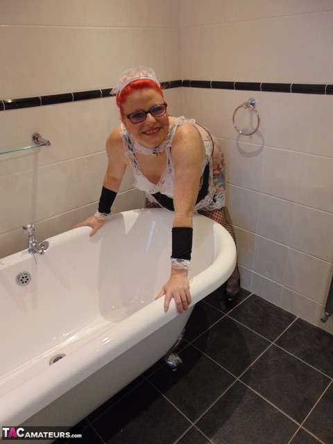 Older amateur Mollie Foxxx doffs cosplay attire before a finger fuck in a tub | Фото 6