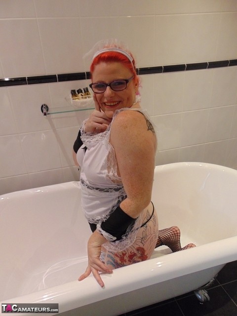 Older amateur Mollie Foxxx doffs cosplay attire before a finger fuck in a tub | Фото 8