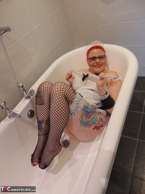 Older amateur Mollie Foxxx doffs cosplay attire before a finger fuck in a tub | Фото 9