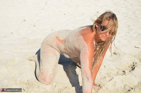 Naked amateur Sweet Susi covers her body in beach sand in sunglasses | Фото 11