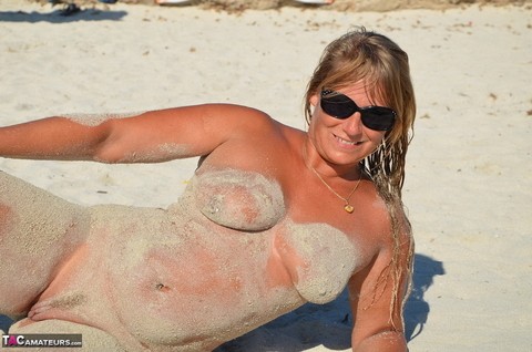 Naked amateur Sweet Susi covers her body in beach sand in sunglasses | Фото 6