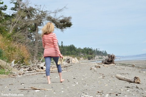 Middle-aged lady Tasty Trixie shows off her flexible toes and boobs at beach | Фото 1