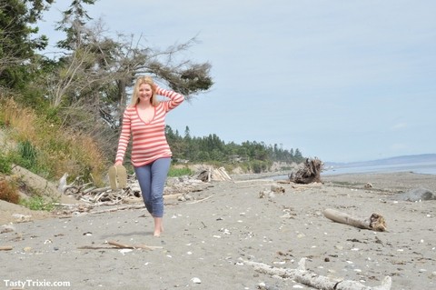 Middle-aged lady Tasty Trixie shows off her flexible toes and boobs at beach | Фото 2