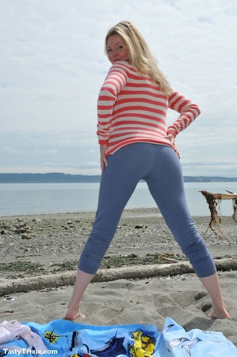 Middle-aged lady Tasty Trixie shows off her flexible toes and boobs at beach | Фото 3