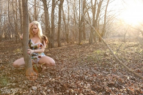 Blonde amateur Lily Xo places her forearm over her breasts while in a forest | Фото 5