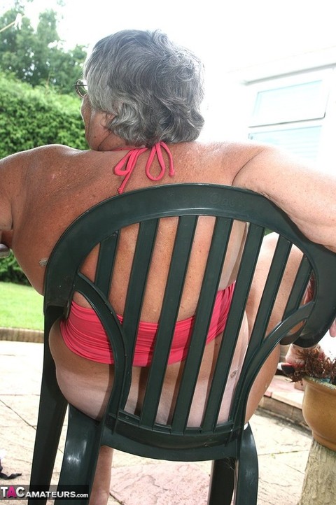 Fat oma Grandma Libby licks a nipple before baring her big ass on a patio | Фото 15