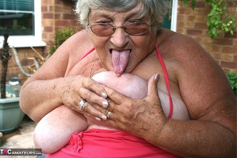 Fat oma Grandma Libby licks a nipple before baring her big ass on a patio | Фото 5