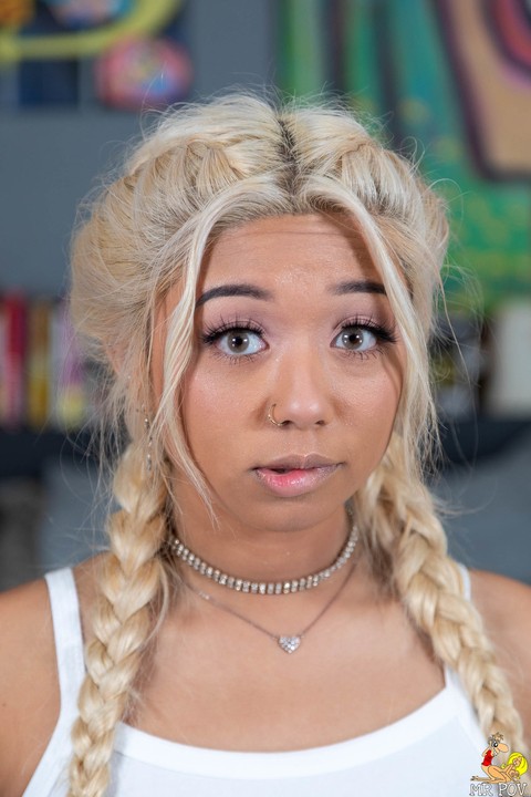 Ebony chick sports braided blonde hair during close-up POV action | Фото 2