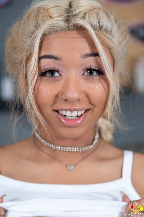 Ebony chick sports braided blonde hair during close-up POV action | Фото 3