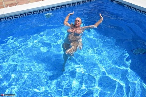 Busty mature blonde Melody goes for a skinny dip in an inground pool | Фото 17