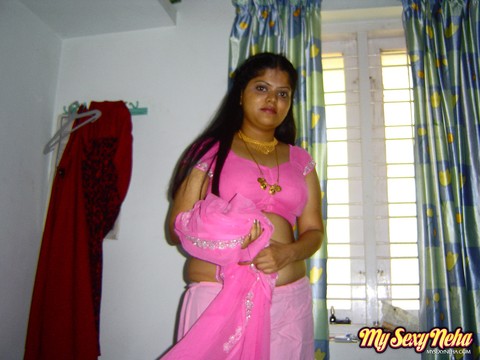 Plump Indian girl Neha gets totally naked on her bed in solo action | Фото 1