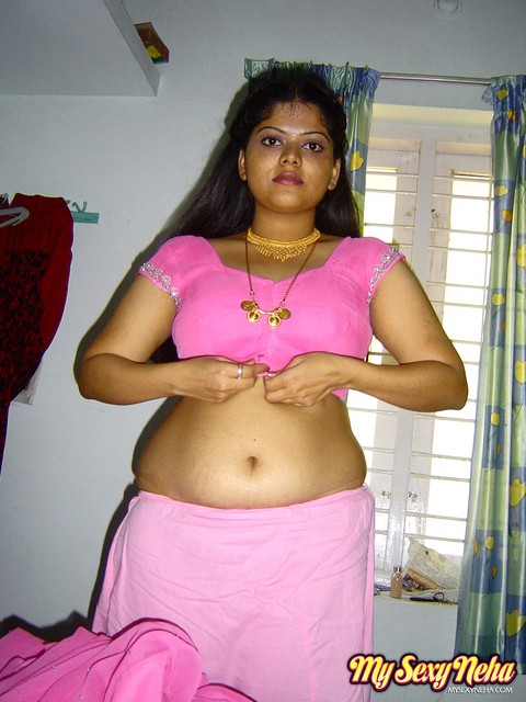 Plump Indian girl Neha gets totally naked on her bed in solo action | Фото 2