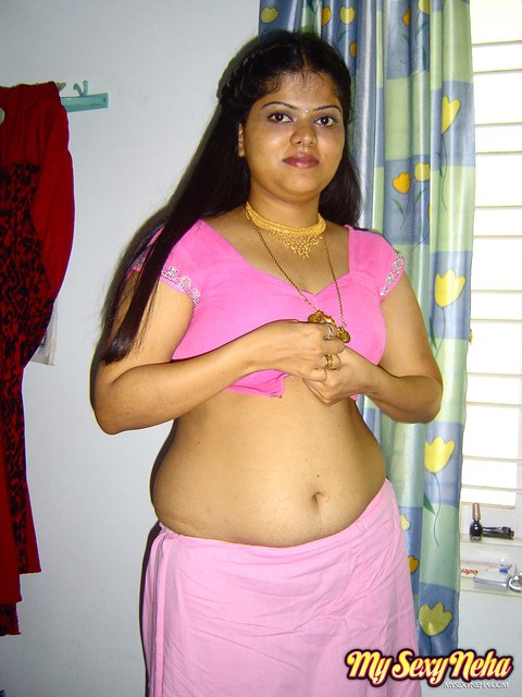 Plump Indian girl Neha gets totally naked on her bed in solo action | Фото 3