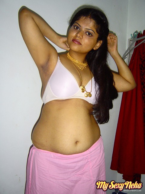 Plump Indian girl Neha gets totally naked on her bed in solo action | Фото 4