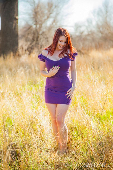 Hot redhead Raven removes her tight dress in a field to flaunt her fat body | Фото 3