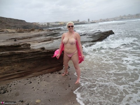 Older platinum blonde Barby exposes her plump body at the seaside | Фото 14