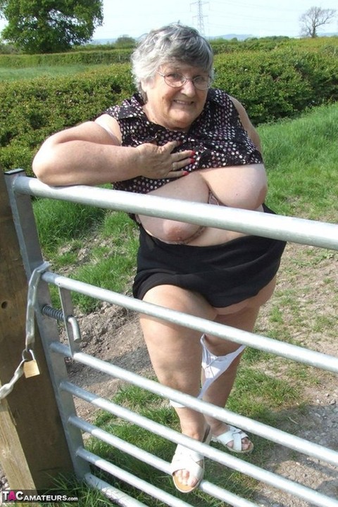 Horny granny Grandma Libby exposes massive big tits and huge ass at the farm | Фото 1