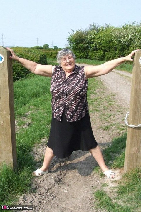 Horny granny Grandma Libby exposes massive big tits and huge ass at the farm | Фото 4