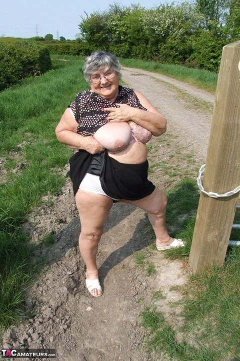 Horny granny Grandma Libby exposes massive big tits and huge ass at the farm | Фото 7