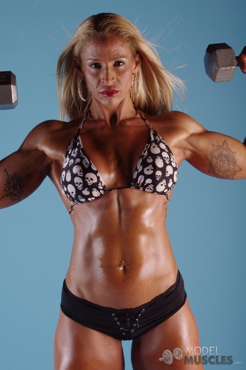 Blonde MILF bodybuilder Jill Rudison flaunts her oiled body while working out | Фото 16