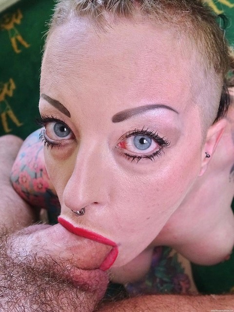 Tattooed female Piggy Mouth slurps on a dick before vaginal sex | Фото 3