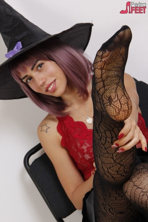 Pretty witch Petra takes off her high heels while wearing sexy hosiery | Фото 5