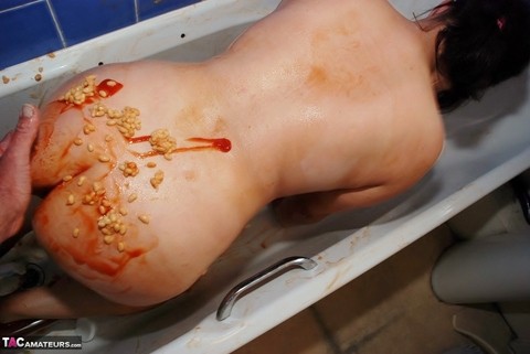 British amateur Juicey Janey covers herself in food products in a bathtub | Фото 16