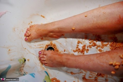 British amateur Juicey Janey covers herself in food products in a bathtub | Фото 6