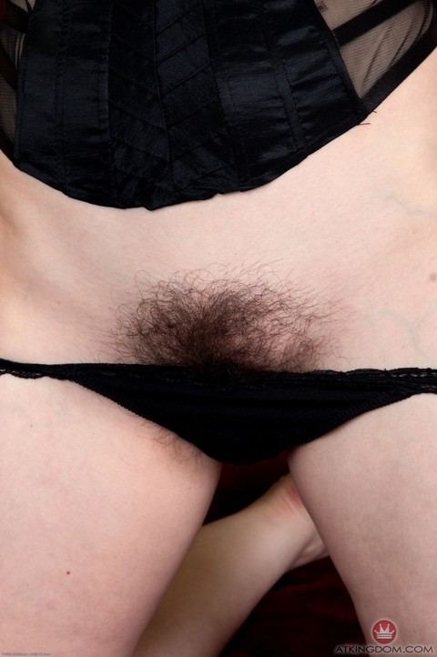 Mature wife Annabelle Lee exposes her hairy beaver and stretches it | Фото 8