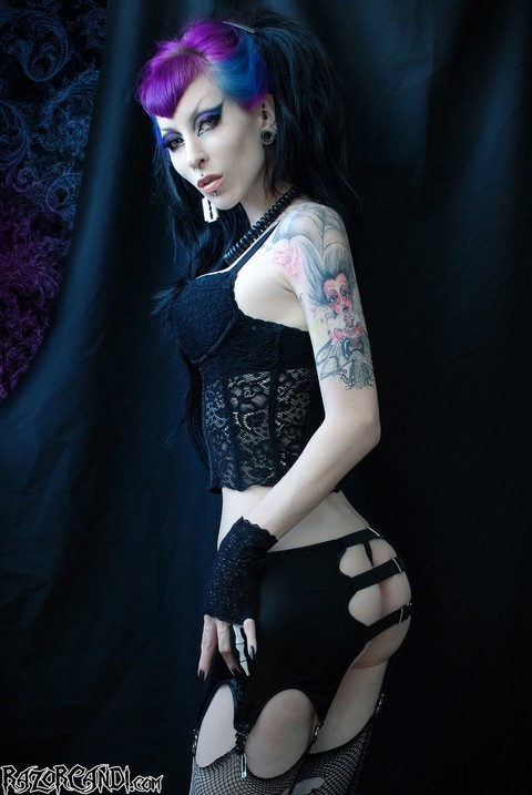 Goth model Razor Candi puts her firm tits on display in torn hosiery | Фото 8