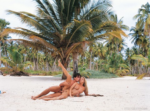 Hot couple partake in hardcore sex as waves wash over them on deserted island | Фото 7