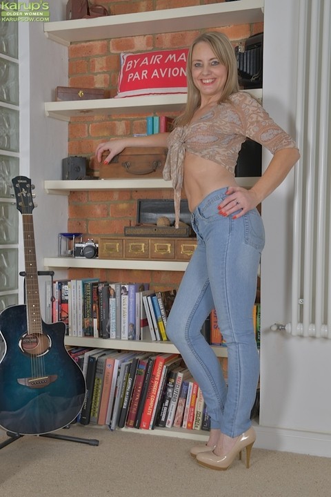 Leggy blonde chick Sofia Rae exposing large tits while posing in jeans | Фото 1