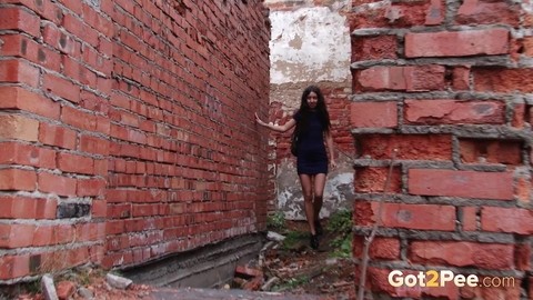 Caucasian girl Katya shows her nice ass while taking a piss near brick walls | Фото 1