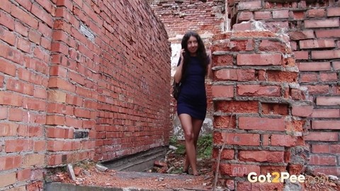 Caucasian girl Katya shows her nice ass while taking a piss near brick walls | Фото 2