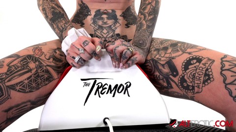 Tattoo enthusiast Amber Luke rides a multispeed sex machine | Фото 5