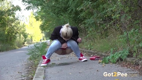 Pretty blonde Di Devi pulls down her jeans to pee on a public sidewalk | Фото 11