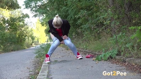 Pretty blonde Di Devi pulls down her jeans to pee on a public sidewalk | Фото 12