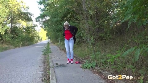 Pretty blonde Di Devi pulls down her jeans to pee on a public sidewalk | Фото 14