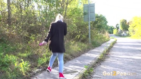 Pretty blonde Di Devi pulls down her jeans to pee on a public sidewalk | Фото 15