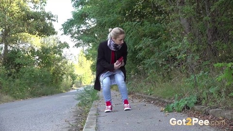 Pretty blonde Di Devi pulls down her jeans to pee on a public sidewalk | Фото 3